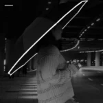Parapluie noir lumineux avec bande réfléchissante, parfait la nuit. Sécurité renforcée pour piétons, design moderne et élégant.