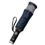Parapluie bleu marine automatique avec poignée LED. Compact, solide et élégant pour affronter la pluie avec confort et visibilité nocturne.