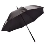 Parapluie canne noir ouvert, grande envergure pour une protection maximale. Élégant, sobre, idéal pour les journées pluvieuses.