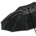Vue inclinée du parapluie noir automatique avec 12 baleines vertes renforcées en fibre de verre. Modèle luxe robuste.