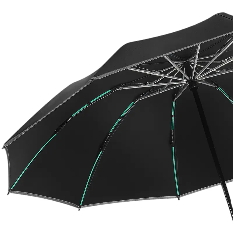 Vue inclinée du parapluie noir automatique avec 12 baleines vertes renforcées en fibre de verre. Modèle luxe robuste.