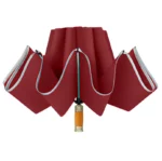 Parapluie rouge bordeaux, design luxe, modèle automatique avec pommeau bois élégant.