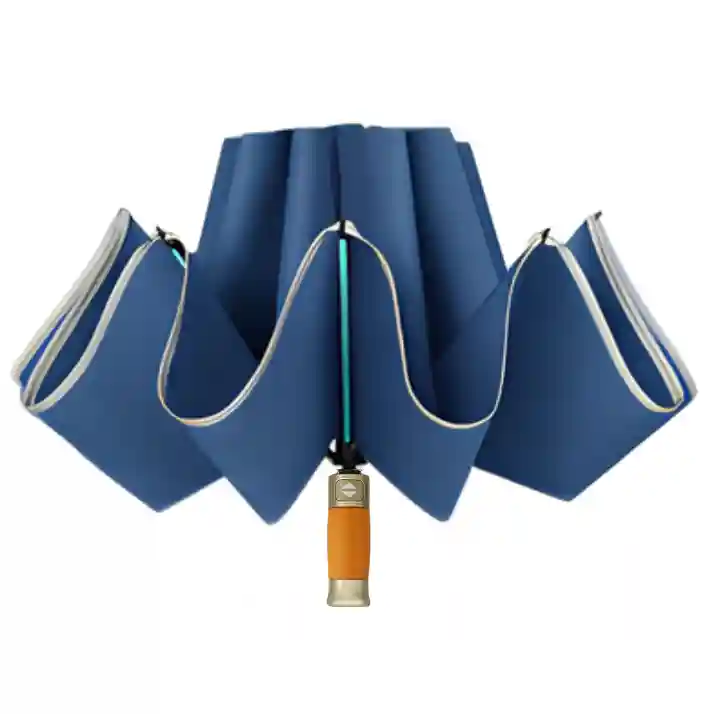Parapluie bleu, format luxe. Structure renforcée et pommeau bois. C'est de la bonne qualité, on l'a testé pour vous !