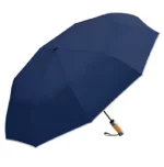 Parapluie bleu foncé ouvert, grande couverture, style luxe. Pommeau bois haut de gamme.