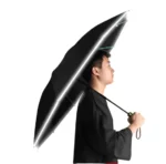 Parapluie noir large et automatique avec liseré clair réfléchissant sur sa bordure. Modèle luxe anti-vent.