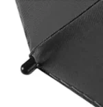 Embout renforcé (aiguillettes) d'un parapluie noir automatique de luxe, finition premium anti-retournement.