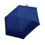 Parapluie bleu marine de luxe ouvert sur fond gris, design minimaliste et moderne, parfait pour une touche d'élégance sous la pluie.