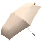 Parapluie beige de luxe minimaliste, design moderne, structure en métal, accessoire raffiné pour style et protection sous la pluie.