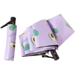 Parapluie violet automatique. Tissu imperméable, manche ergonomique et ouverture rapide. Accessoire fun et pratique pour enfants.