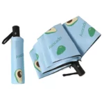 Parapluie automatique bleu motif avocat. Compact, solide et pratique pour les enfants. Protection efficace et design amusant.