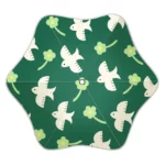 Parapluie vert à motifs oiseaux et fleurs. Frais, solide et joyeux, idéal pour les enfants.