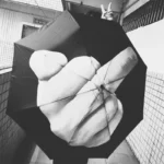 Parapluie noir motif doigt d’honneur en version monochrome. Ambiance urbaine et rebelle. Message clair sous la pluie.