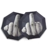 Deux parapluies noirs imprimés doigt d’honneur. Design insolent, couverture large, parfait pour offrir ou partager. Un manuel et un automatique.