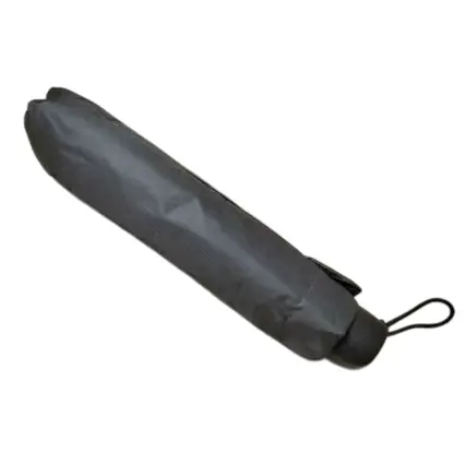 Parapluie replié dans sa housse noire. Format compact et discret. À glisser dans un sac ou une poche.
