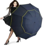 Femme sous la pluie avec notre parapluie XXL bleu marine, alliant style et qualité haut de gamme.