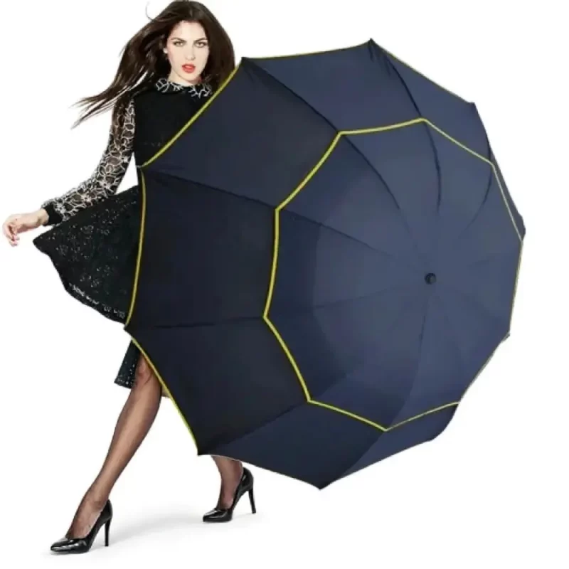 Femme sous la pluie avec notre parapluie XXL bleu marine, alliant style et qualité haut de gamme.