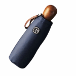 Parapluie bleu marine compact avec poignée bois. Style chic, format pratique et protection efficace contre la pluie.