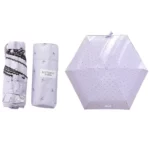 Parapluie violet pastel à petits motifs, avec housse assortie. Modèle compact, léger et adapté aux journées pluvieuses.