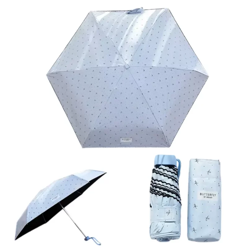 Parapluie bleu clair à motifs, léger et pliant. Idéal pour enfants, avec housse assortie pour un transport facile.