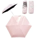 Parapluie rose clair décoré de petits motifs, compact et facile à transporter. Housse assortie pour un look coordonné.