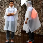 Poncho de pluie transparent pour homme. Léger, imperméable, coupe-vent. Protection idéale pour la ville, le vélo ou la randonnée sous la pluie.