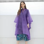 Poncho de pluie violet pour femme. Style élégant, tissu EVA résistant, séchage rapide. Parfait pour rester au sec et garder une allure moderne.