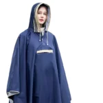 Poncho bleu marine pour adulte, capuche doublée et coupe longue. Style chic et imperméable pour rester protégé sous la pluie.