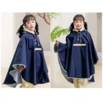 Poncho bleu marine pour enfant, style cape imperméable. Grande couverture, poche frontale beige et finitions propres pour affronter la pluie.