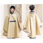 Poncho beige pour enfant, vue avant et arrière. Capuche doublée, coupe ample et protection maximale pour la pluie au quotidien.