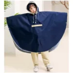 Poncho bleu marine pour enfant, forme cape large et capuche protectrice. Imperméable, confortable et idéal pour les sorties sous la pluie.