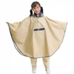 Poncho enfant beige couvrant, coupe large et pratique. Idéal pour rester au sec à l’école ou en extérieur, avec finition bicolore bleu marine.