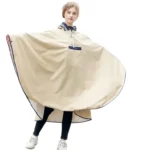Poncho de pluie beige, large et protecteur, idéal pour enfant ou ado. Style marin, capuche ajustable et couverture intégrale pour rester au sec sous la pluie.
