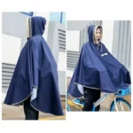 Poncho vélo bleu marine pour adulte, tissu imperméable et capuche ajustable. Parfait pour rouler au sec, protection intégrale et style moderne.