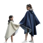 Poncho de pluie beige et bleu pour enfant et maman, coupe ample.