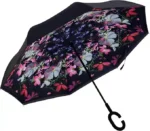 Parapluie inversé élégant avec poignée en C noire. Motif fleurs et papillons à l’intérieur. Ouverture pratique, style raffiné, protection pluie optimale.