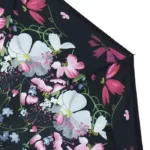 Parapluie inversé avec poignée en C noire. Motif floral et papillons sous la toile. Look féminin, fermeture inversée, anti-gouttes efficace.
