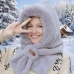 Capuche pilou-pilou grise avec écharpe intégrée, protection maximale contre le froid, idéale pour l’hiver et les paysages enneigés. Méta description SEO : Capuche pilou-pilou grise avec écharpe intégrée, protection maximale contre le froid, idéale pour l’hiver et les paysages enneigés.