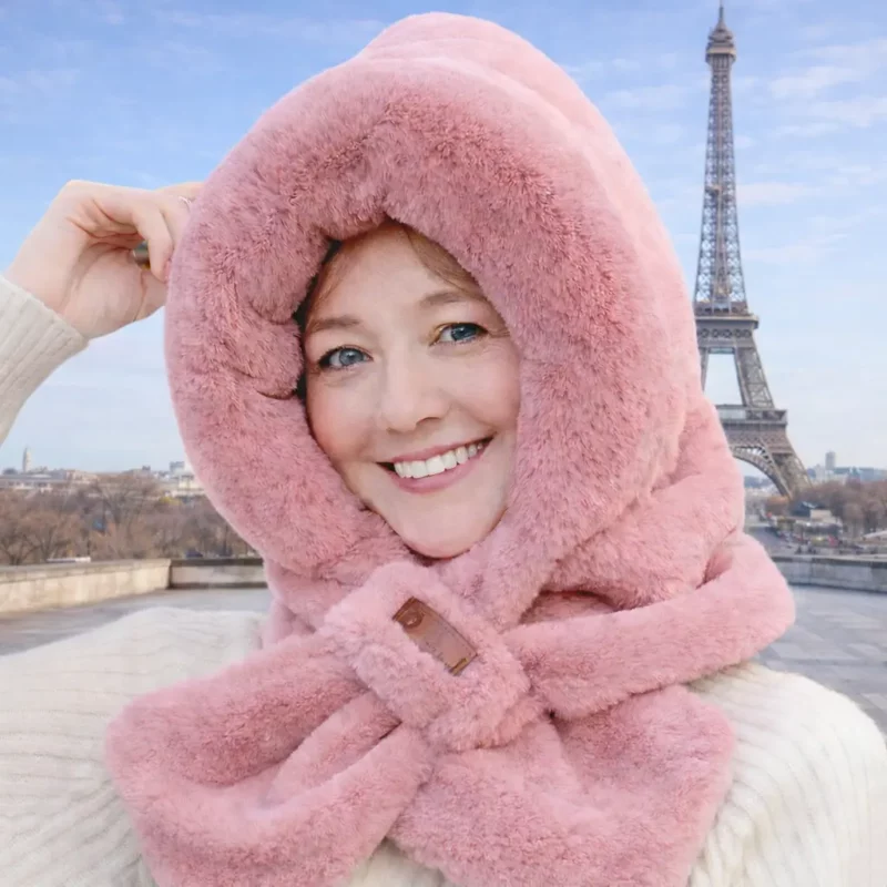 Capuche pilou-pilou rose avec écharpe intégrée, chaude et confortable, idéale pour l’hiver, style féminin et moderne en extérieur.
