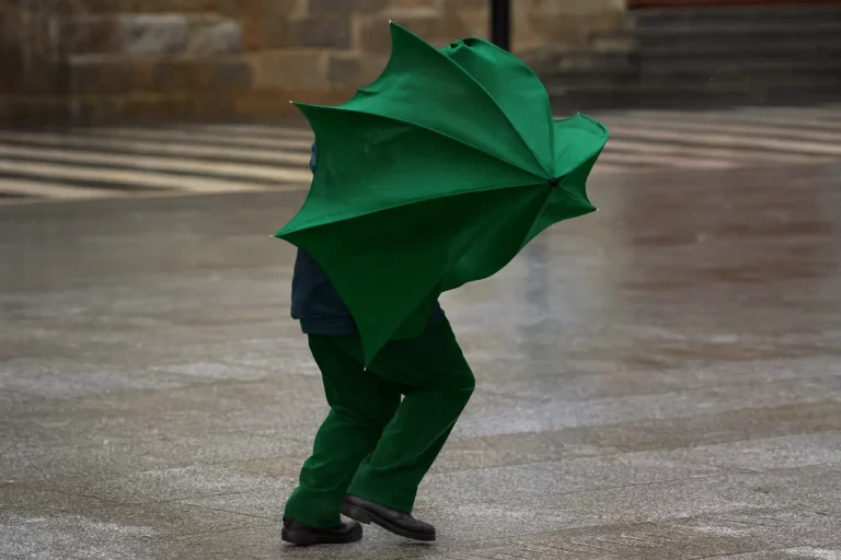 Parapluie droit vert haut de gamme retourné par une rafale à 120 km/heure, démonstration extrême d’antivent en conditions réelles. Idéal pour vent fort, solidité assurée.
