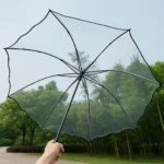 Parapluie cloche transparent liseré noir. Look moderne, protection pluie optimale, grande visibilité. Accessoire tendance pour femme et promenades
