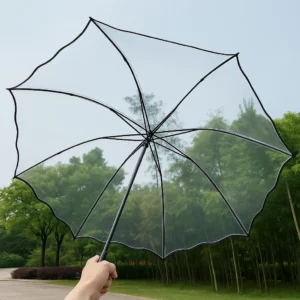 Parapluie cloche transparent liseré noir. Look moderne, protection pluie optimale, grande visibilité. Accessoire tendance pour femme et promenades