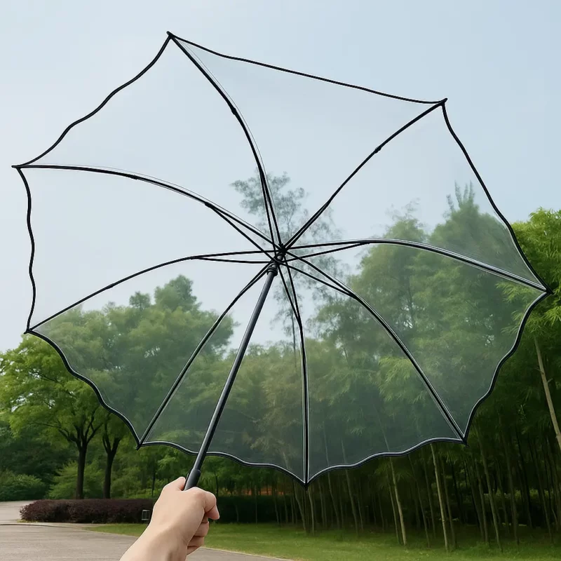 Parapluie cloche transparent liseré noir. Look moderne, protection pluie optimale, grande visibilité. Accessoire tendance pour femme et promenades