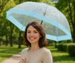 Parapluie cloche transparent bleu. Look tendance, protection pluie parfaite, large couverture pour sortir en toute sérénité.
