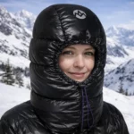 Capuche duvet noir haut confort pour ski et hiver. Isolation renforcée, léger, imperméable, protège du vent glacial. Idéal montagne et rando.
