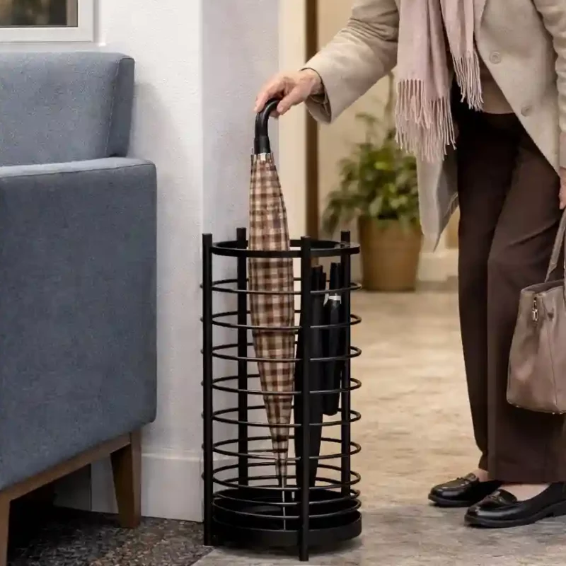 Porte-parapluie noir en métal pour entrée moderne, grande stabilité, rangement propre des parapluies mouillés, style sobre et chic.