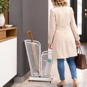 Porte-parapluie en métal brillant avec structure ajourée, rangement vertical efficace, idéal pour maison, bureau ou immeuble.
