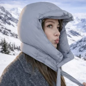 Capuche doudoune gris clair chaude. Protège la tête et le cou du froid. Idéale montagne, ski, randonnée. Style moderne. Confort maximal au vent