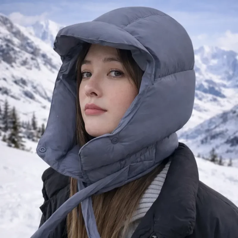 Capuche doudoune grise coupe isolante. Protection tête et cou. Parfaite ski et neige. Douce, chaude, légère, look tendance et pratique hiver