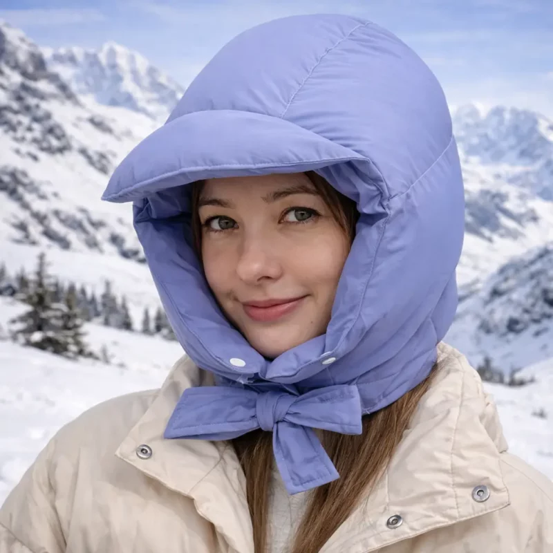 Capuche doudoune bleu pastel chaude. Protège tête et cou contre vent et froid. Idéale ski, montagne, randonnée. Style tendance et confortable