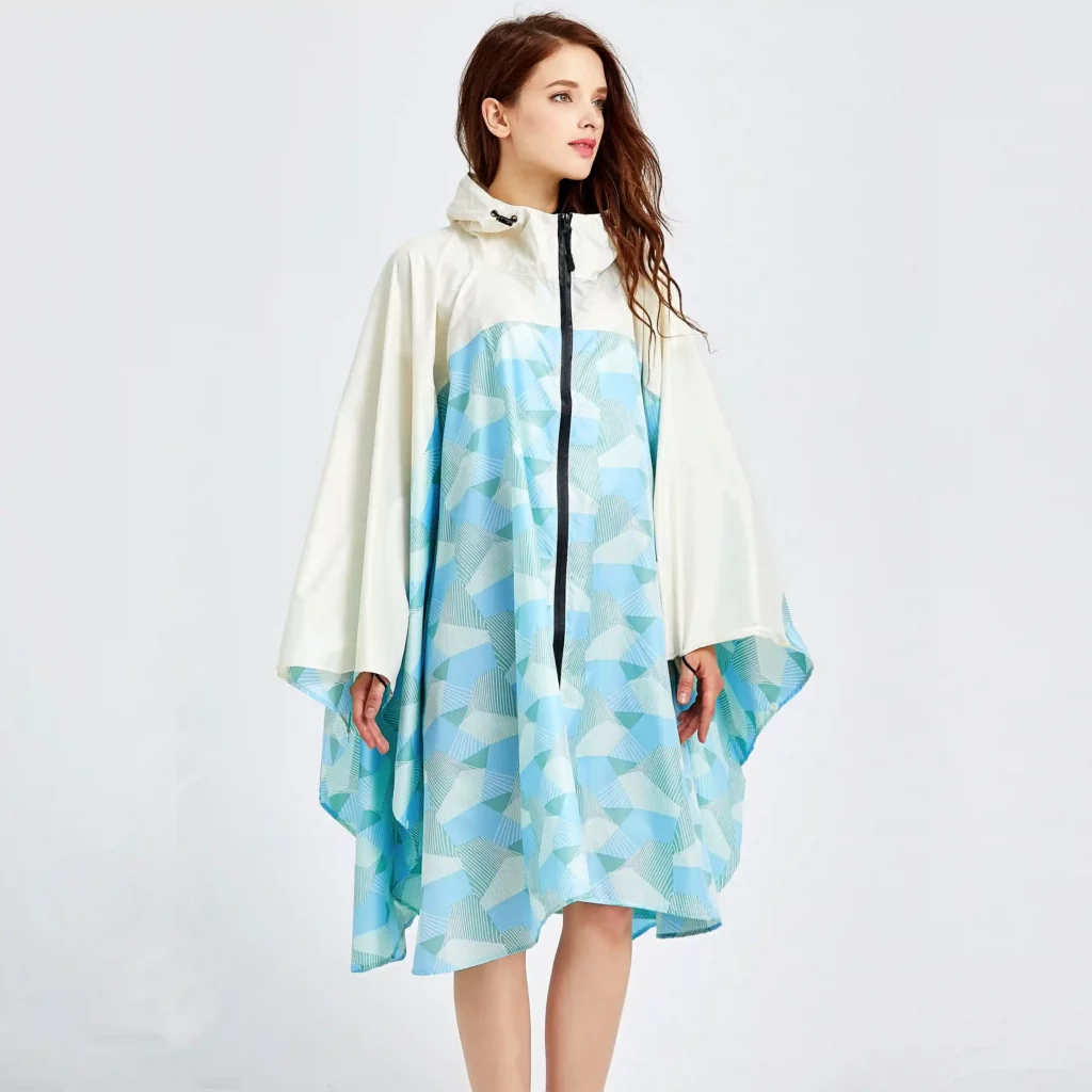 Poncho femme imperméable vert et léger, capuche, fermeture zippée. Motif bleu vert moderne. Idéal pluie, vélo, marche, voyages.